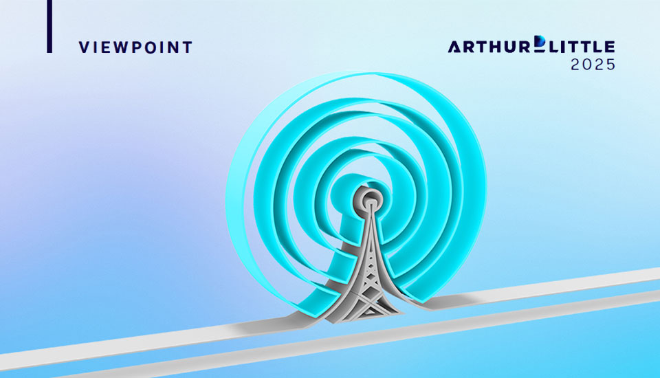Illustration eines Mobilfunkmasts mit abstrahierten, blauen Funksignalen – grafische Darstellung für Konnektivität und Netztechnologie, gebrandet mit „Arthur D. Little 2025 Viewpoint“.