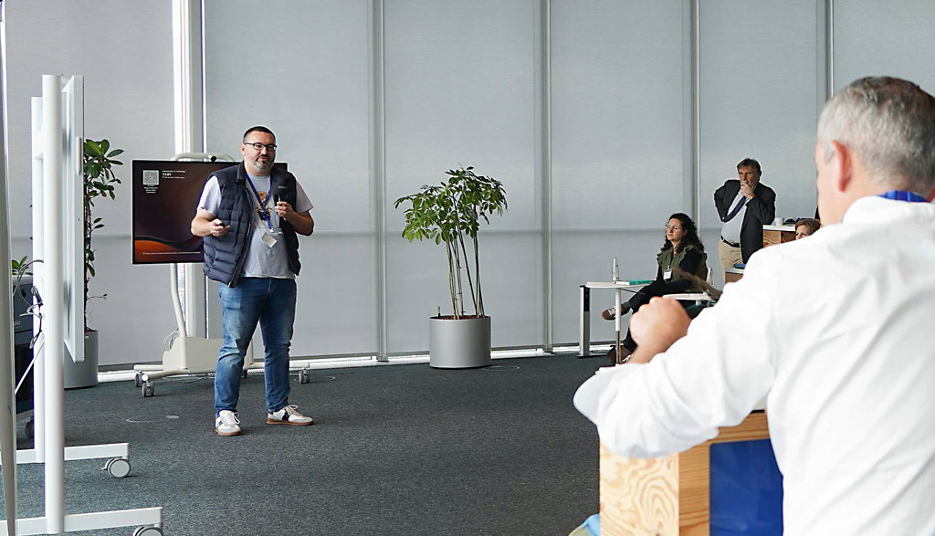 Alexander Luke Roddis, CTO von Teveo, berichtet beim Workato Event im o2 Tower München, wie AI Agents den Onlinehandel automatisieren und Effizienz beim Bestellprozess steigern.