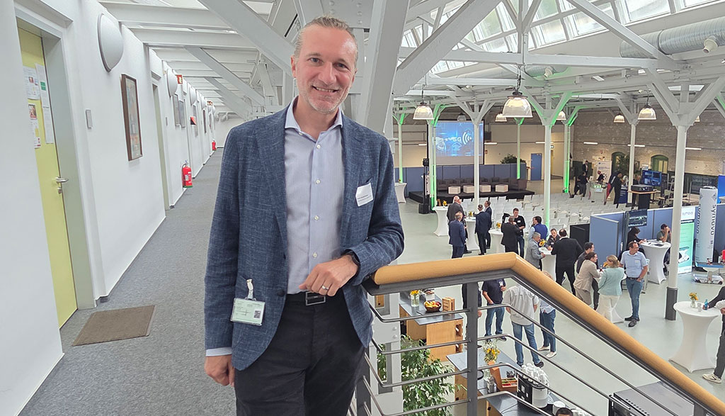 Zu sehen ist Frank Schmidt-Küntzel von Telelfónica. Im Hintergrund die 5G Fachtagung von Infraserv Höchst.