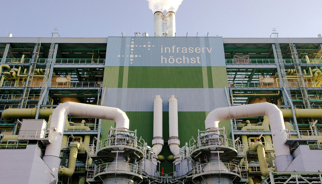 Industrieanlage von Infraserv Höchst im Industriepark Frankfurt mit Rohrsystemen und Schornstein – Standort des neuen 5G-Campusnetzes.