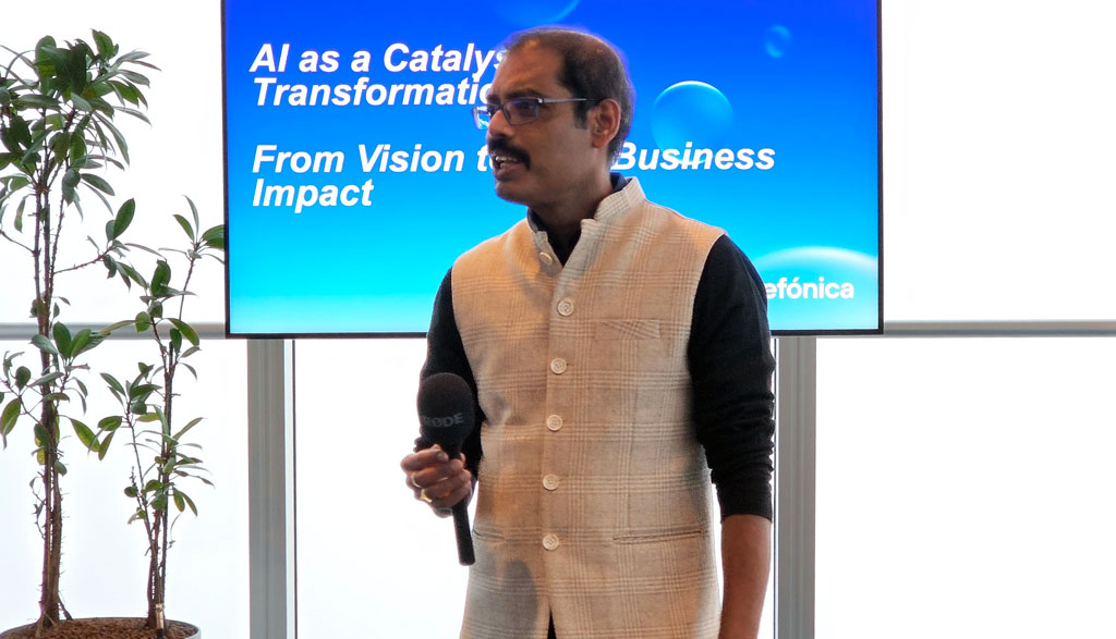 Mallik Rao, CTEO und Vorstand Technologie und Geschäftskunden von o2 Telefónica, beim BE-terna Event im o2 Tower erläutert, wie Künstliche Intelligenz als Katalysator für digitale Transformation und Business Impact wirkt.