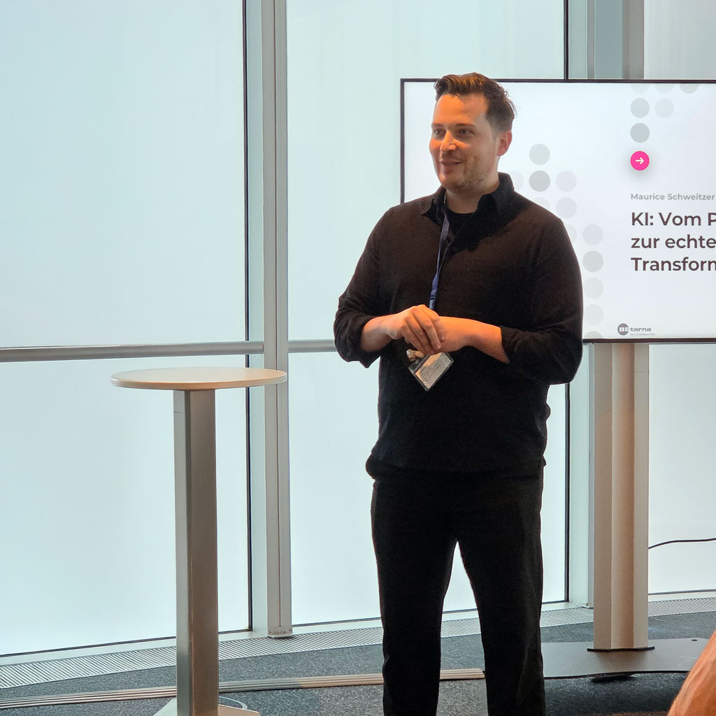 Vortrag beim BE-terna Event im o2 Tower: Maurice Schweitzer spricht über den Einsatz von Künstlicher Intelligenz und digitale Transformation im Unternehmenskontext.
