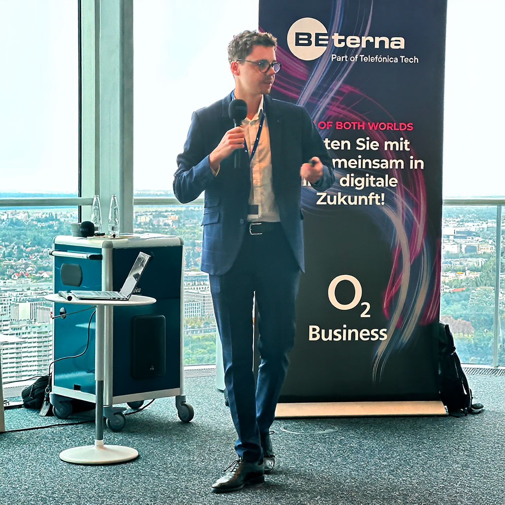 Vortrag von BE-terna im o2 Tower München: Speaker präsentiert KI-Lösungen und Automatisierung im Rahmen des o2 Business Events. Zu sehen ist Michael Sullmann von BE-terna.