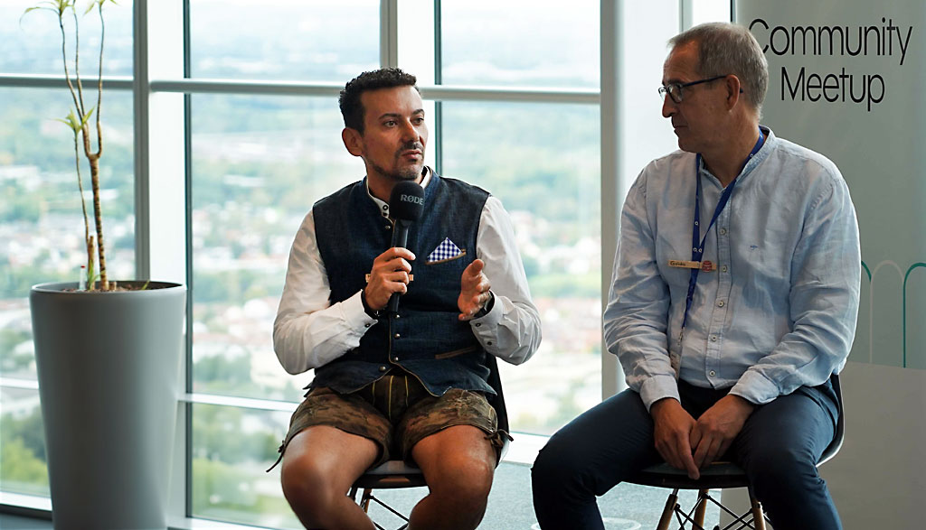 Nikolaos Kalivianakis (links) von o2 Business spricht beim Workato Event im o2 Tower München über die Vorteile von o2 Business Automation und den Einsatz von AI Agents im Mittelstand.