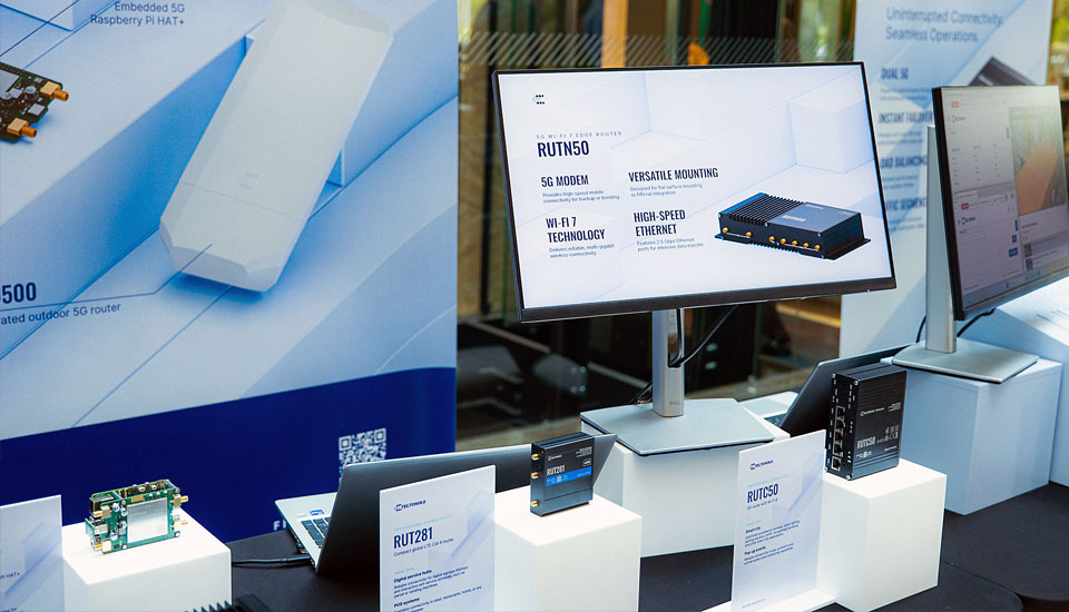 Teltonika Router und IoT-Hardware wie RUT281 und RUTC50 auf einem Ausstellungstisch beim Teltonika Summit 2026.