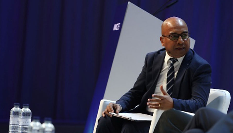 Kaneshwaran Govindasamy von Global 5G Evolution im Gespräch auf der Bühne einer Fachkonferenz