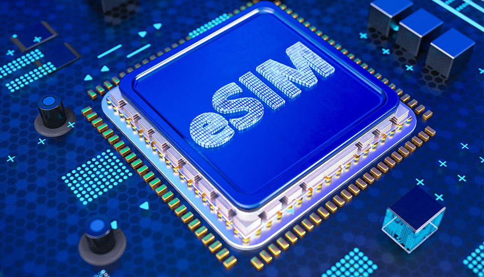 Blau leuchtender eSIM-Mikrochip auf einer digitalen Leiterplatte.