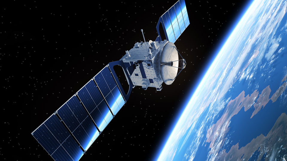Kommunikationssatellit mit ausgefahrenen Solarpanelen und Parabolantenne im Orbit über der Erde