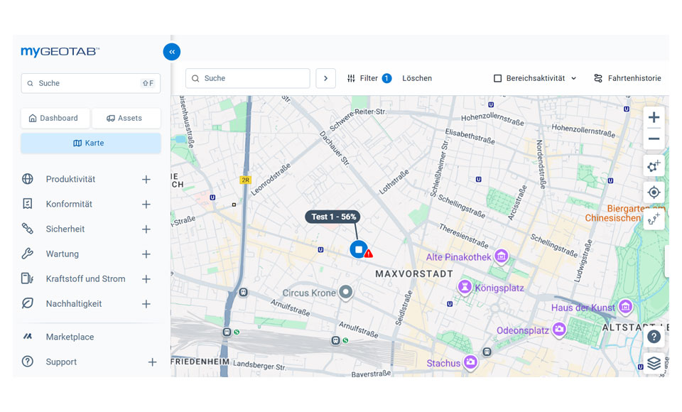 Screenshot der MyGeotab-Kartenansicht mit Live-Fahrzeugtracking, inklusive Standortmarker, Batteriestatus und Menüleiste für Flottenfunktionen.
