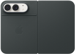 iPhone Duo, Farbe Sternenweiß in Silikon Case in Sand, Querformat, vollständig geöffnet, Dual Fusion Kameras oben links, das Case bedeckt die Rückseite und den äußeren Rand des Displays, die rechte Seite zeigt das Porträt einer Person auf dem äußeren Display. iPhone Duo, Farbe Sternenweiß, aufgestellt mit dem Folio mit Standfuß in Navyblau, vollständig geöffnet im Querformat, Rückseite mit den 48 MP Dual Fusion Rückkameras, zwei Objektive