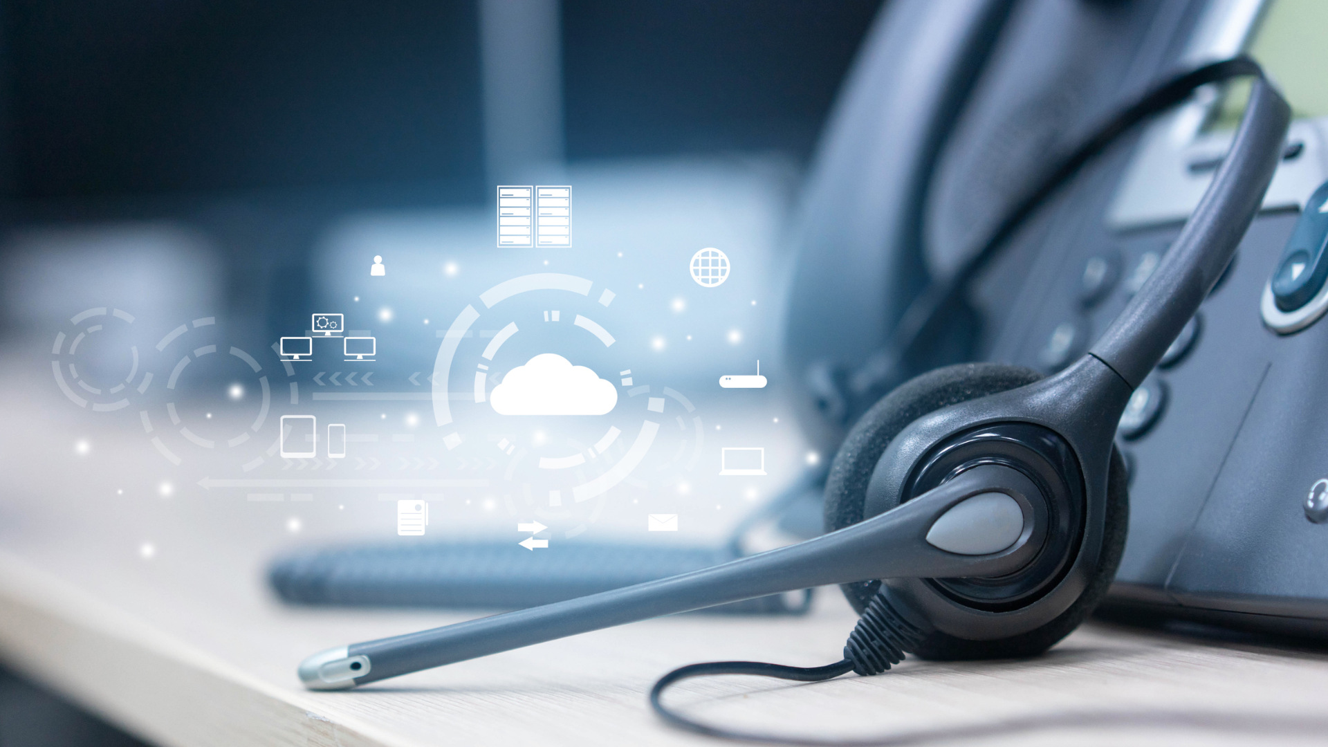 Headset mit VoIP-Telefon im Hintergrund und verschiedenen Cloud-Symbolen