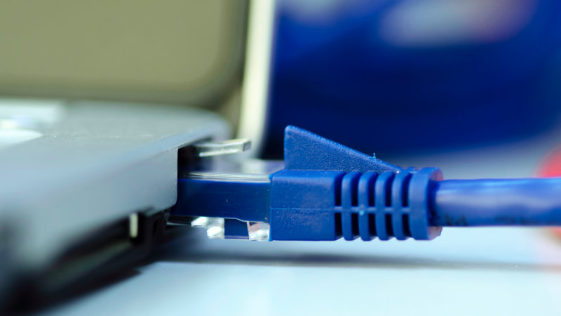 Nahaufnahme: Ein Netzwerkkabel in einem Firmen-Laptop