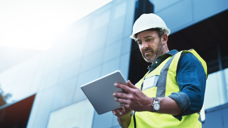 Ingenieur mit Tablet auf einer Baustelle