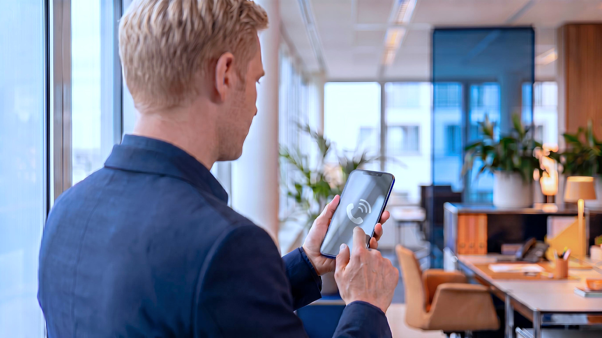 Eine Person im Büro bekommt einen Anruf auf einem iPhone.