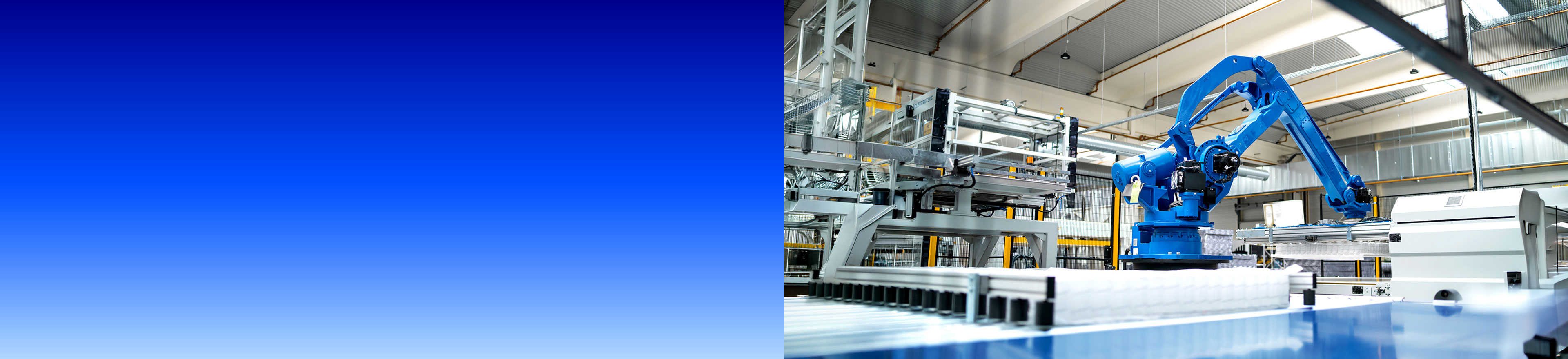 Blauer Industrieroboterarm an einer Fertigungslinie in einer modernen Produktionshalle, links blauer Farbverlauf.