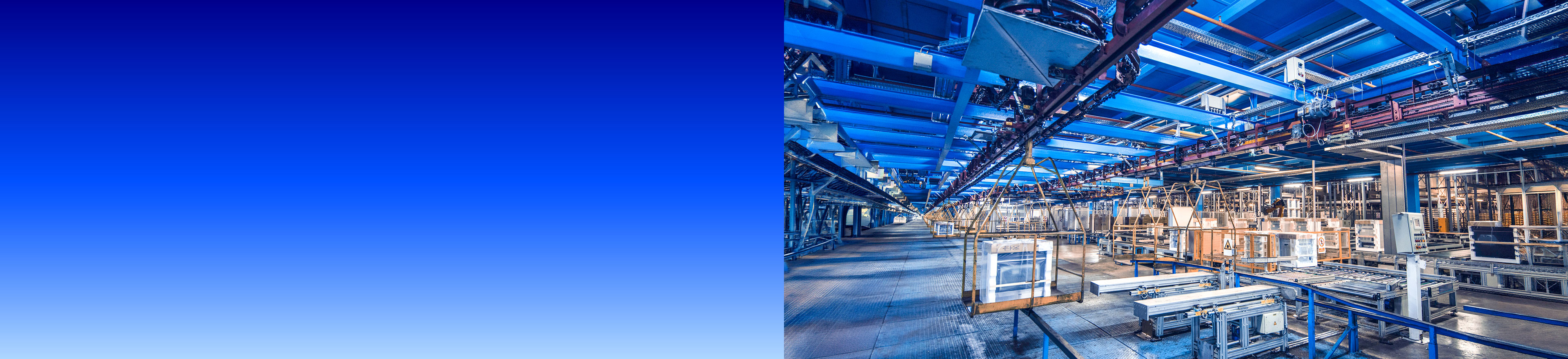 Blick in eine große Industriehalle mit Hängefördersystem, Fertigungsanlagen und blauer Beleuchtung, links blauer Farbverlauf.