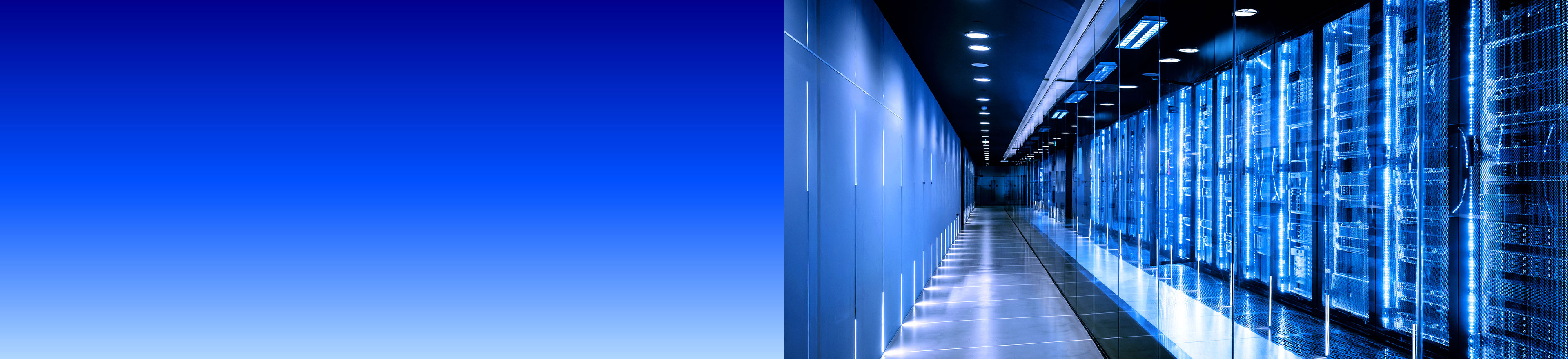 Moderner Rechenzentrumsgang mit blau beleuchteten Serverracks als Symbol für hochverfügbare und sichere IT-Infrastruktur