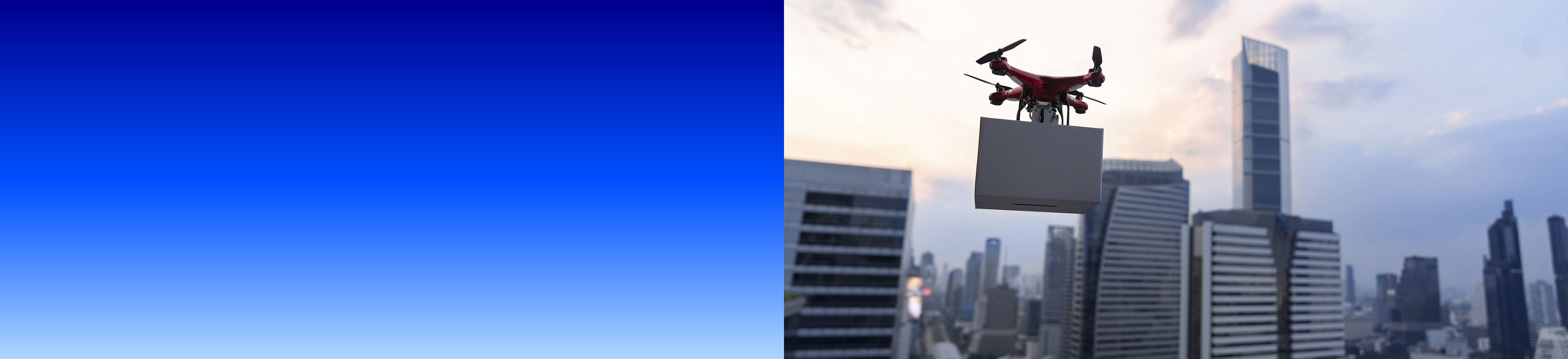 Drohne transportiert ein Paket über einer Skyline mit Hochhäusern in der Abenddämmerung.