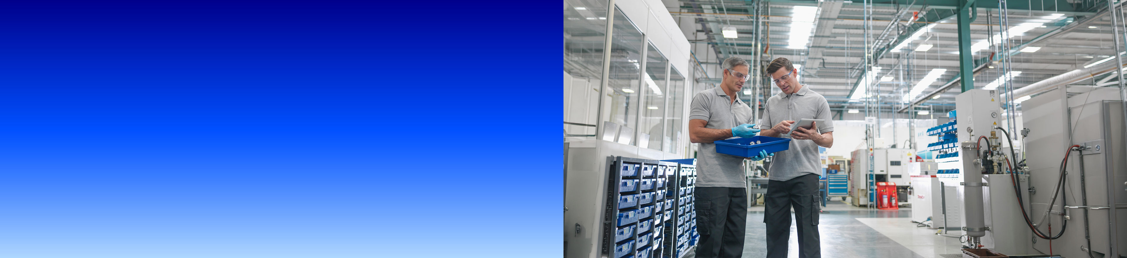 Zwei Techniker prüfen in einer Fertigungshalle Bauteile und ein Tablet für das IoT-Antennendesign.