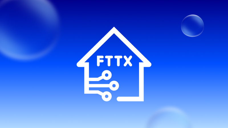 Weißes Haussymbol mit der Aufschrift „FTTX“ und stilisierten Glasfaserleitungen im unteren Bereich, vor einem blau verlaufenden Hintergrund mit transparenten, blasenartigen Formen.