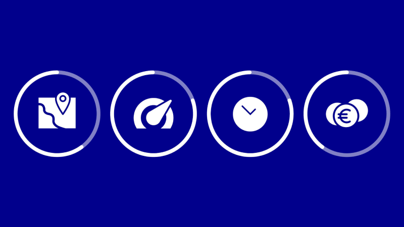 Vier weiße Symbole in Kreisen auf dunkelblauem Hintergrund: eine Karte mit Standortmarkierung, ein Tachometer, eine Uhr und zwei Münzen mit Euro-Symbol.