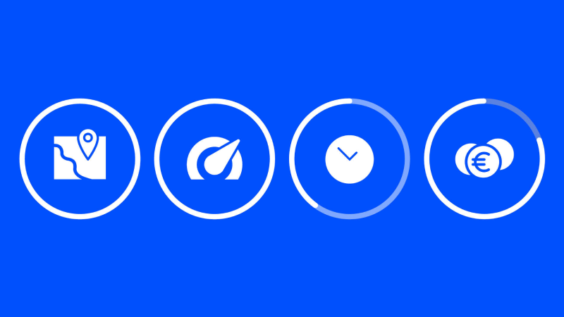 Vier weiße Symbole in Kreisen auf kräftig blauem Hintergrund: eine Karte mit Standortmarkierung, ein Tachometer, eine Uhr und zwei Münzen mit Euro-Symbol.