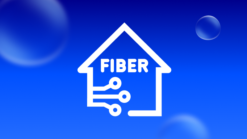 Weißes Haus‑Symbol mit „FIBER“ und Netzwerklinien auf blauem Hintergrund mit weichen Lichtkugeln.