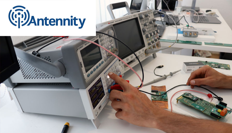 Antennity-Logo mit 3D-Antennendiagramm, Smith-Diagramm und einer Leiterplatte mit integrierter Antenne
