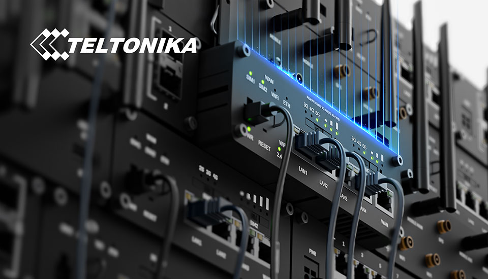 Industrielle IoT-Router von Teltonika in einem Rack montiert, vernetzt für sichere Datenkommunikation in Unternehmens- und Industrieumgebungen