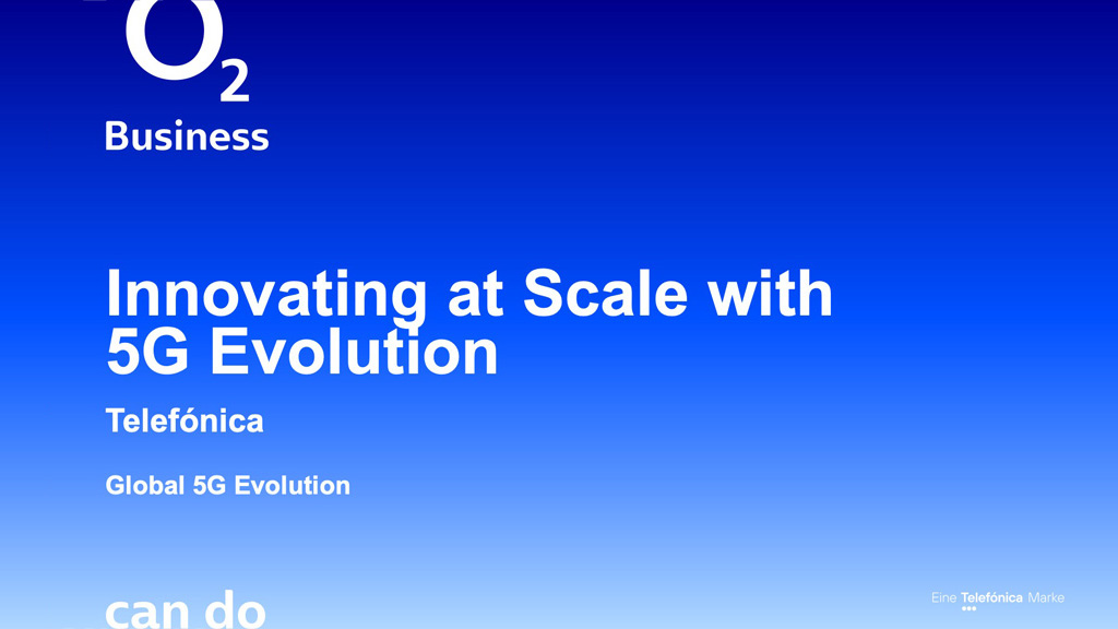 Titelfolie „Innovating at Scale with 5G Evolution" von o2 Business auf blauem Farbverlauf mit Logo.