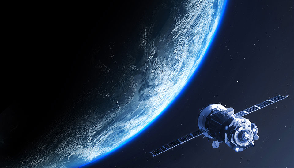 Satellit im Erdorbit vor der blau leuchtenden Erdatmosphäre, Aufnahme aus dem Weltraum