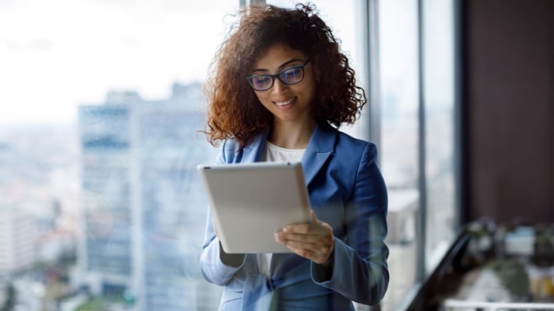 Business Frau mit Tablet