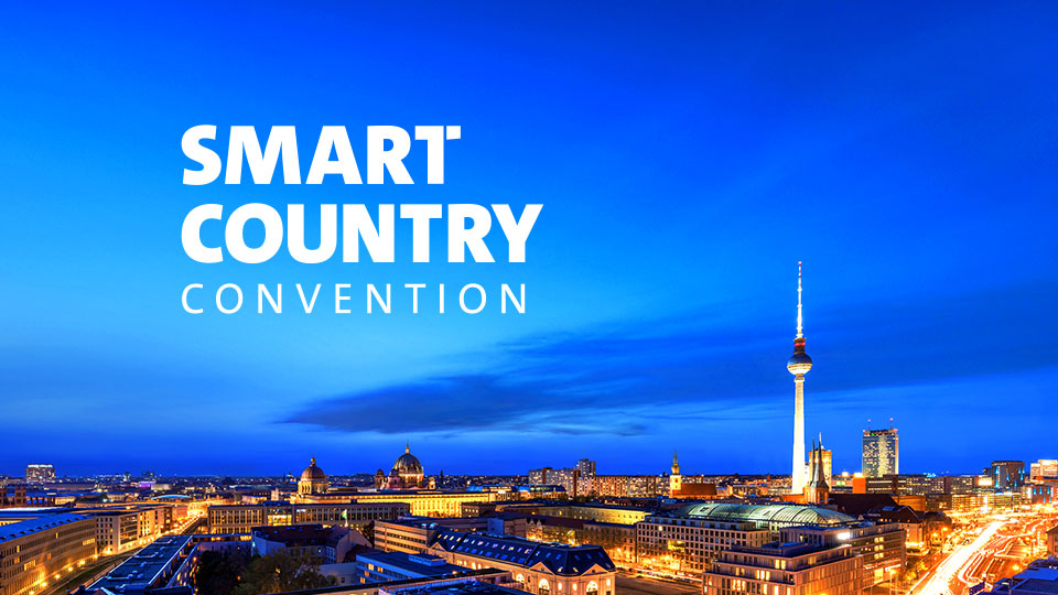 Berliner Skyline zur blauen Stunde mit beleuchtetem Fernsehturm und Berliner Dom